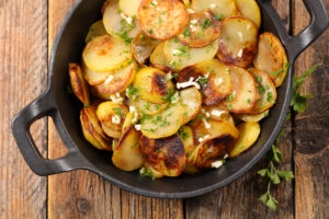 Lire la suite à propos de l’article Recette traditionnelle et authentique des pommes de terre sarladaises (facile et traditionnelle)